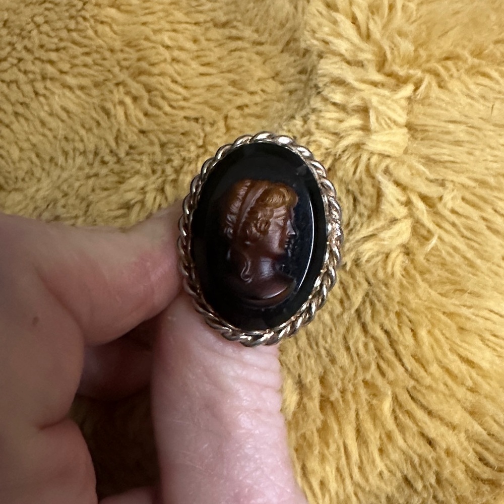 Elegant Black and Brown Cameo Ring